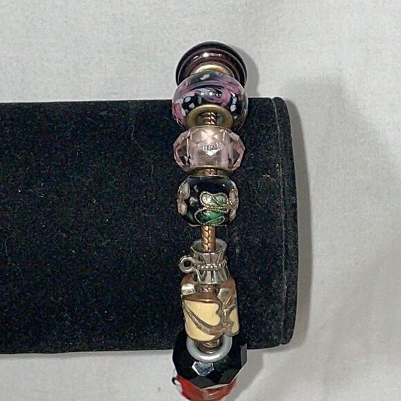 Bracelet With a Verity of Different Beads - Picture 4 of 6